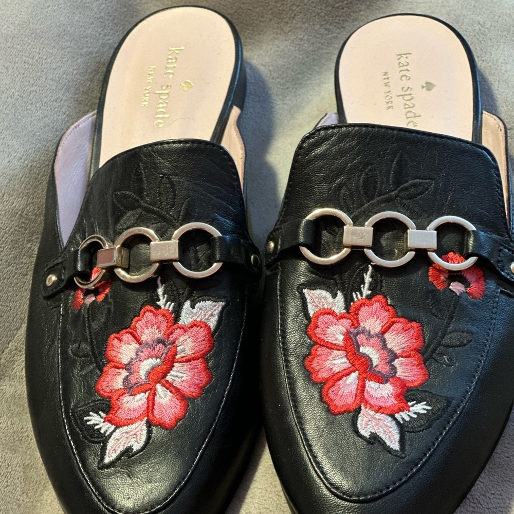Kate Spade slides with embroidered flower and gold accent chain.